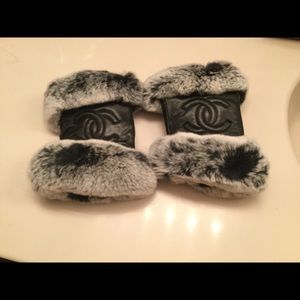 Red rabbit half gloves